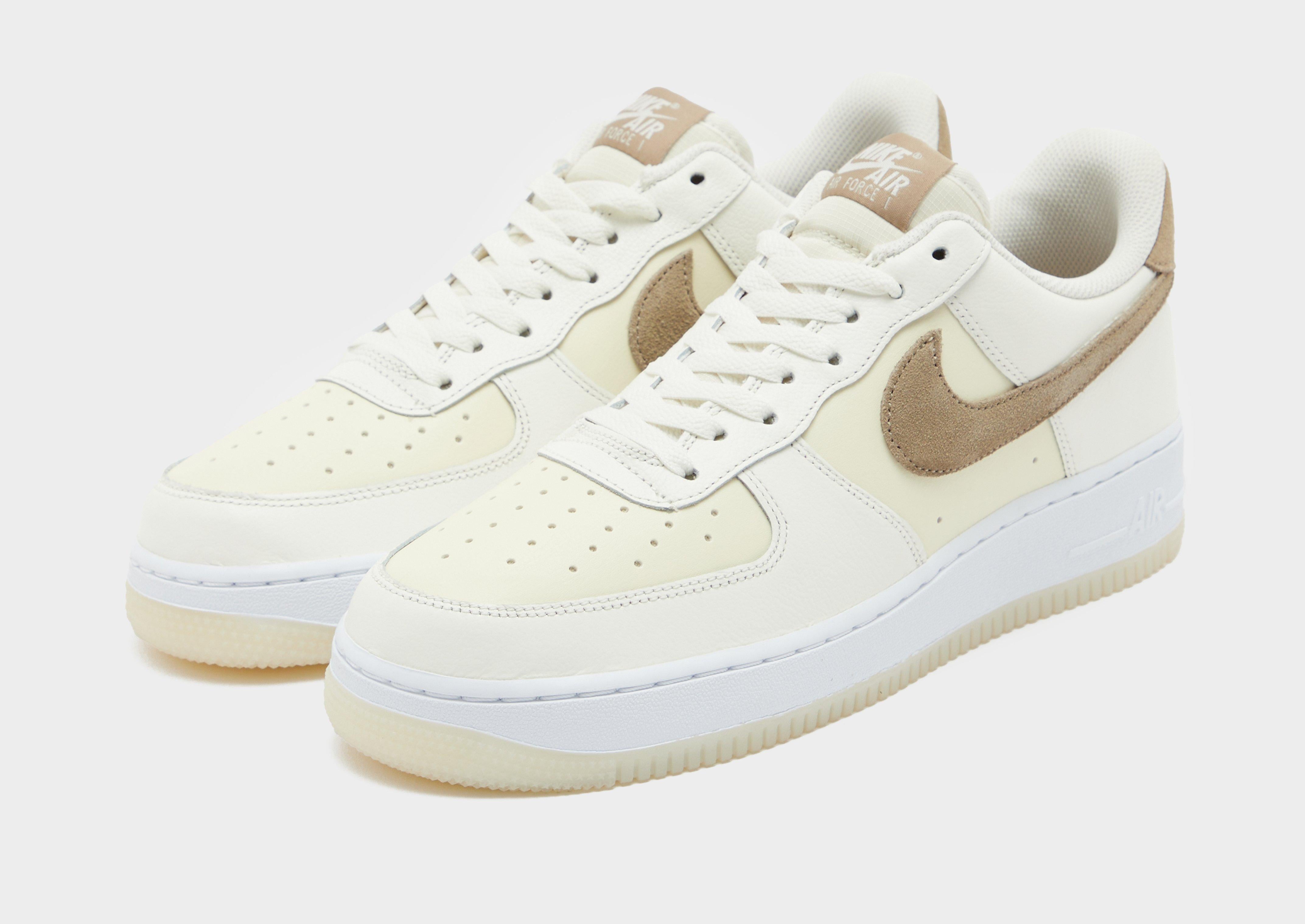 รองเท้าผู้ชาย Air Force 1 '07 LV8